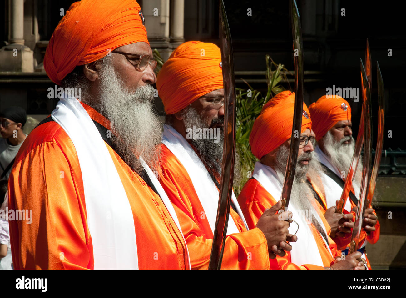 Teilnehmer des Sikh Festivals Vaisakhi (Neujahr), gehalten am Albert Square, Manchester. Stockfoto