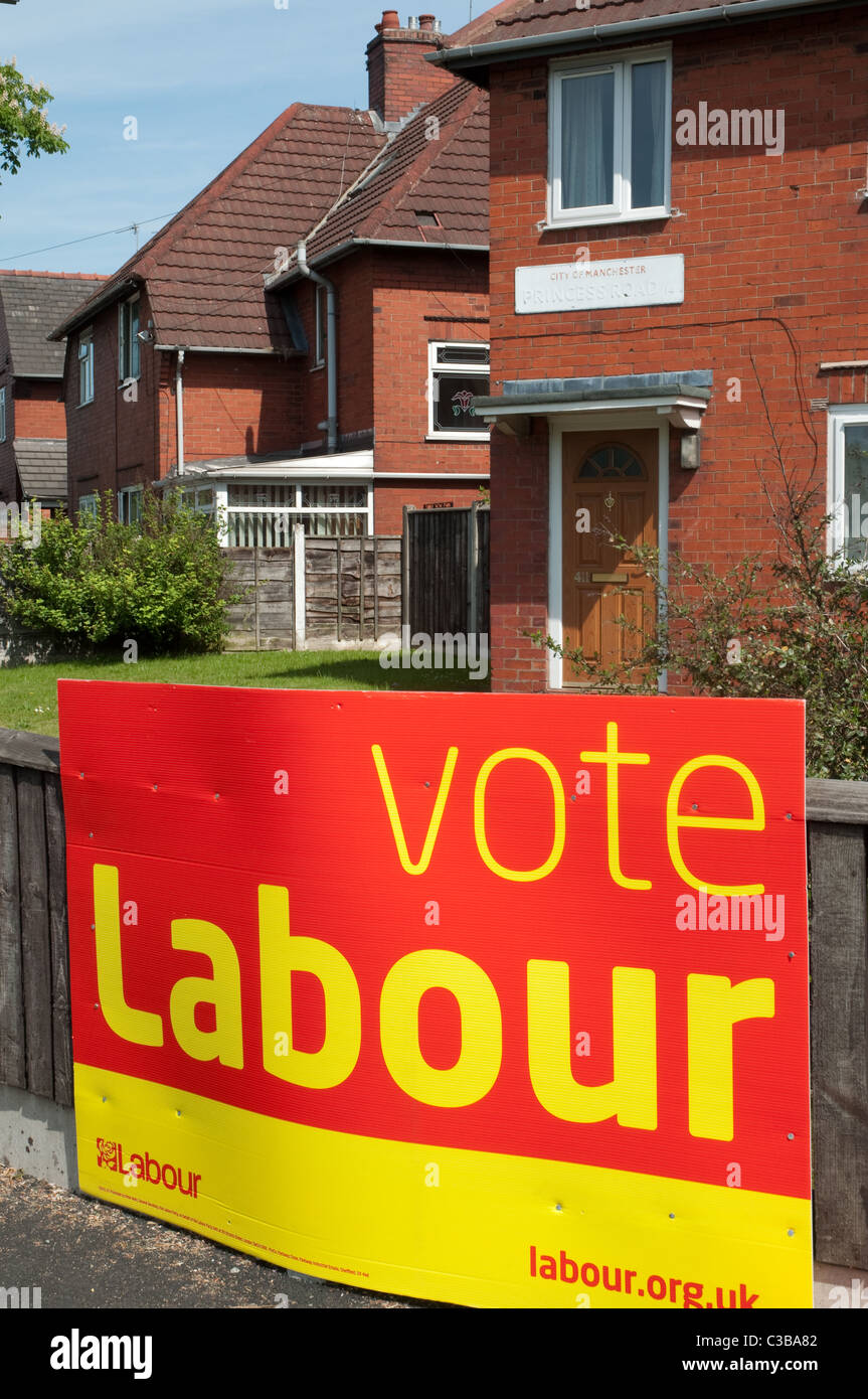 Abstimmung Labour Wahlplakat in einem Gehäuse Sozialsiedlung in Fallowfield, Manchester. Stockfoto