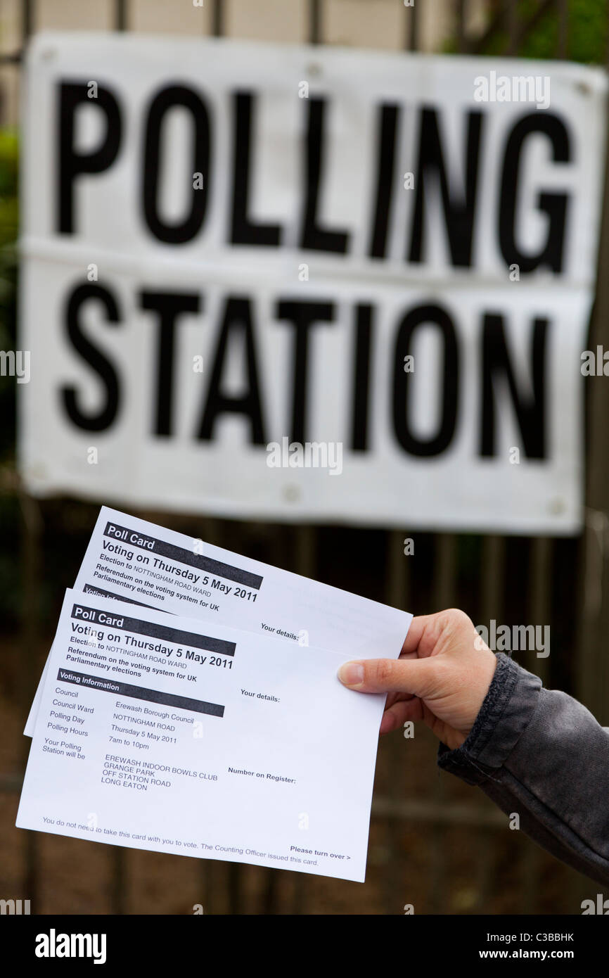 Person in einem Wahllokal in den Kommunalwahlen und Volksabstimmung über AV England GB UK abstimmen Stockfoto