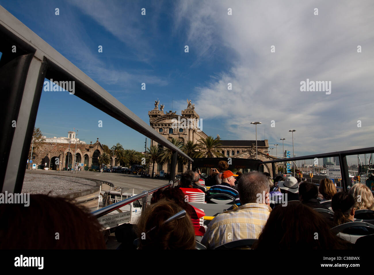 Touristen auf dem Oberdeck eine Sightseeing Tourbus in Barcelona Stockfoto