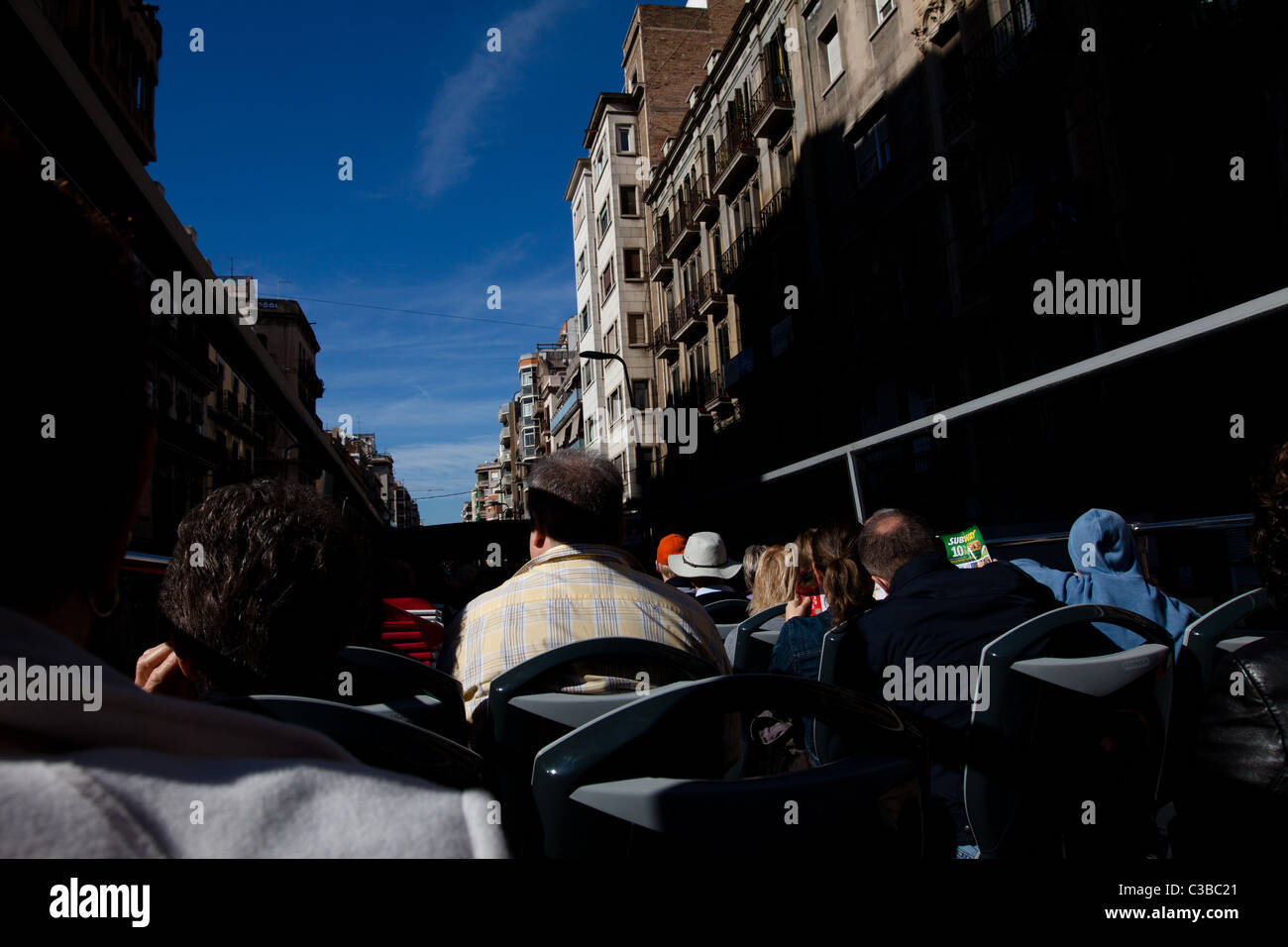 Touristen auf dem Oberdeck ein Touristenbus in Barcelona Stockfoto