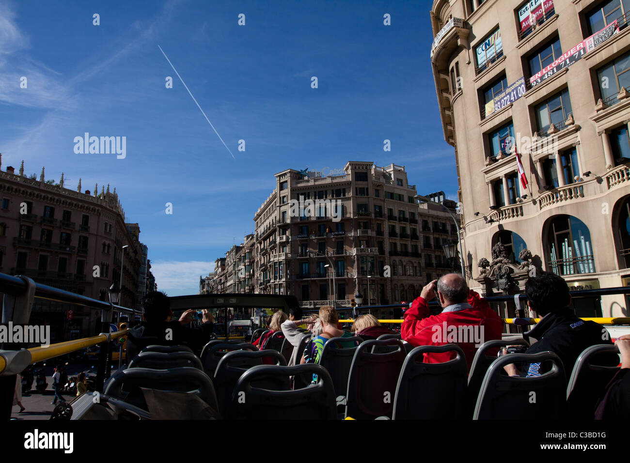 Touristen auf dem Oberdeck ein Touristenbus in Barcelona Stockfoto