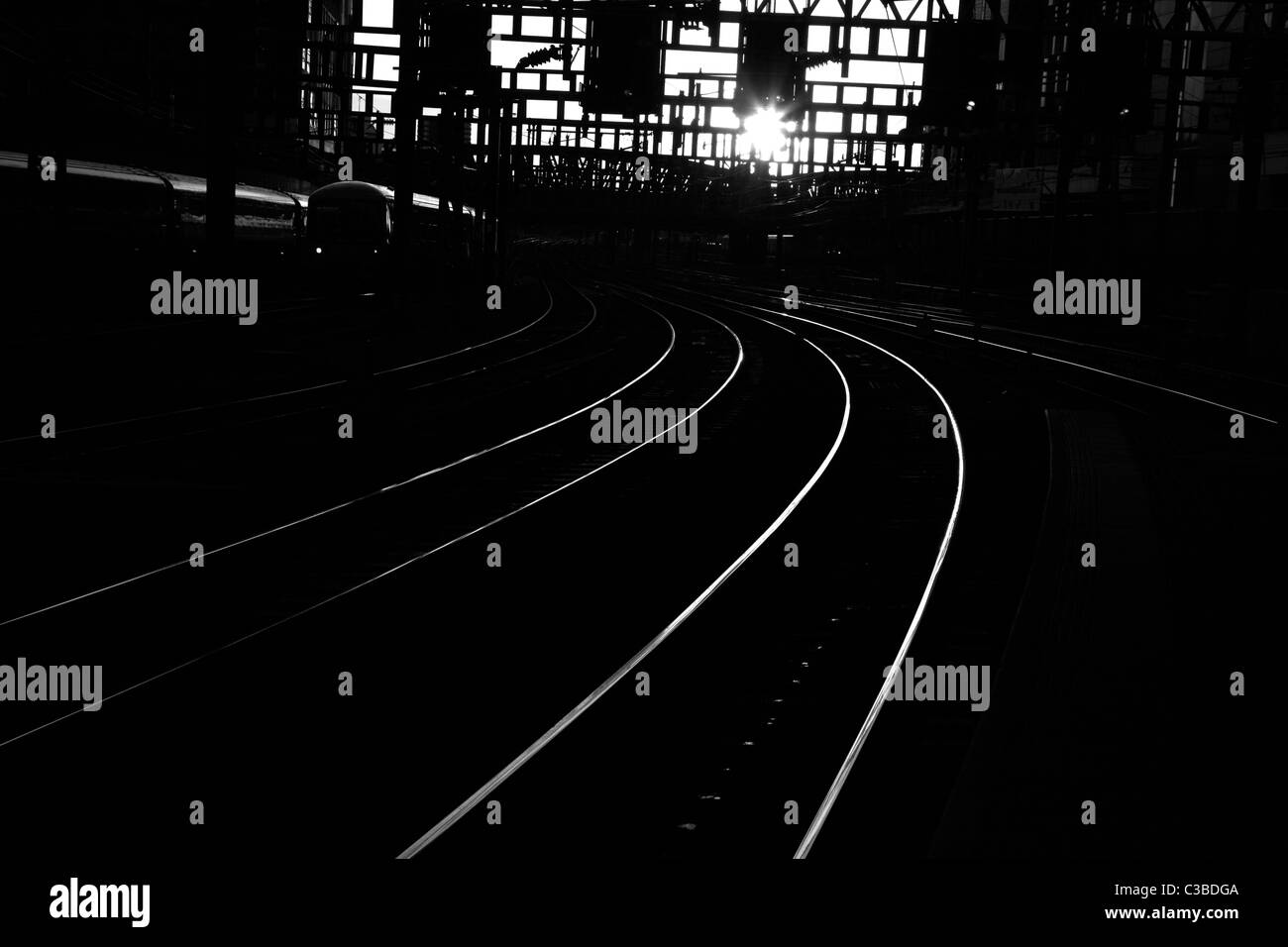 Eisenbahnstrecken glitzerte in die tiefstehende Sonne außerhalb Paddington Station, Paddington, London, UK Stockfoto