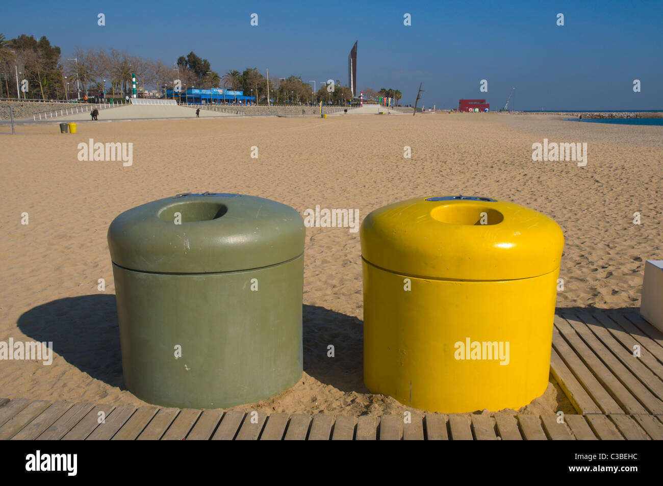 Recycling-Behälter Barceloneta Strand Barcelona Catalunya Spanien Europa Stockfoto