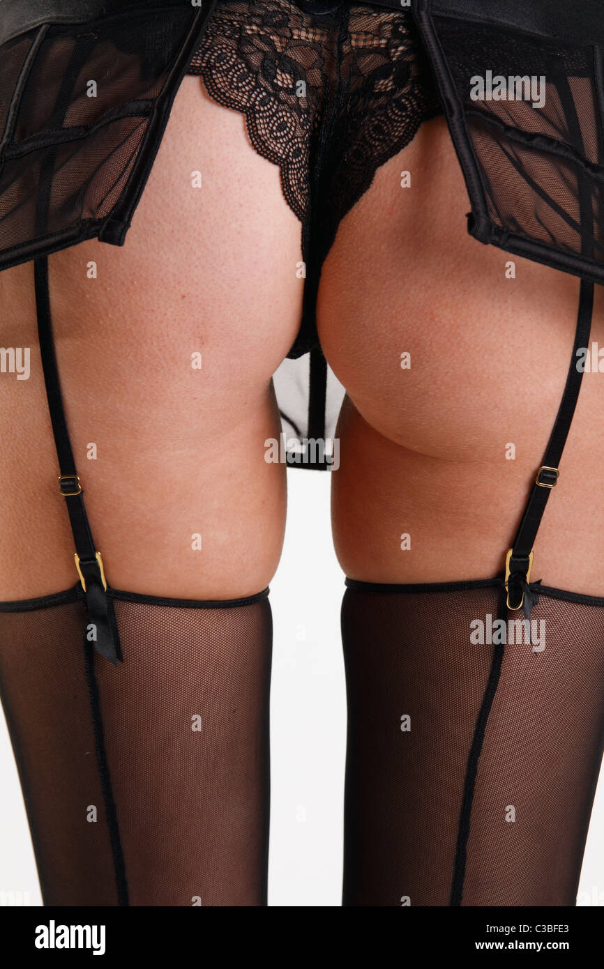 Sexy Frau trägt Nylons und Strapsen Stockfotografie - Alamy