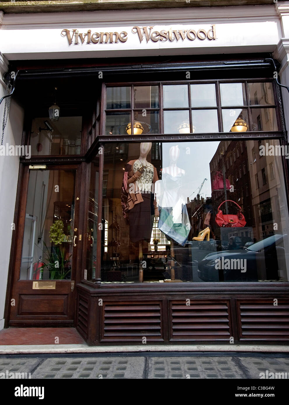 Außenaufnahme des Vivienne Westwood Store, Davies Street, London. Stockfoto