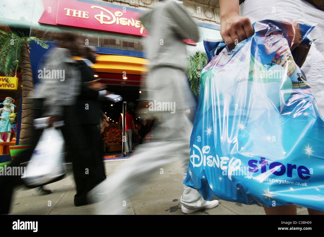 Menschen beim Einkaufen im Disney Store auf der Oxford Street. Stockfoto