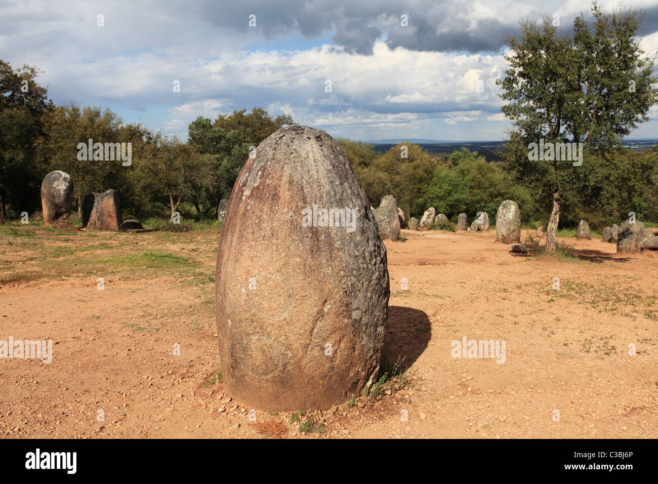 Ein Menhir aus der megalithischen Epoche Cromlech Almendres, in der Nähe der Stadt Evora im Bezirk des portugiesischen Alentejo. Stockfoto