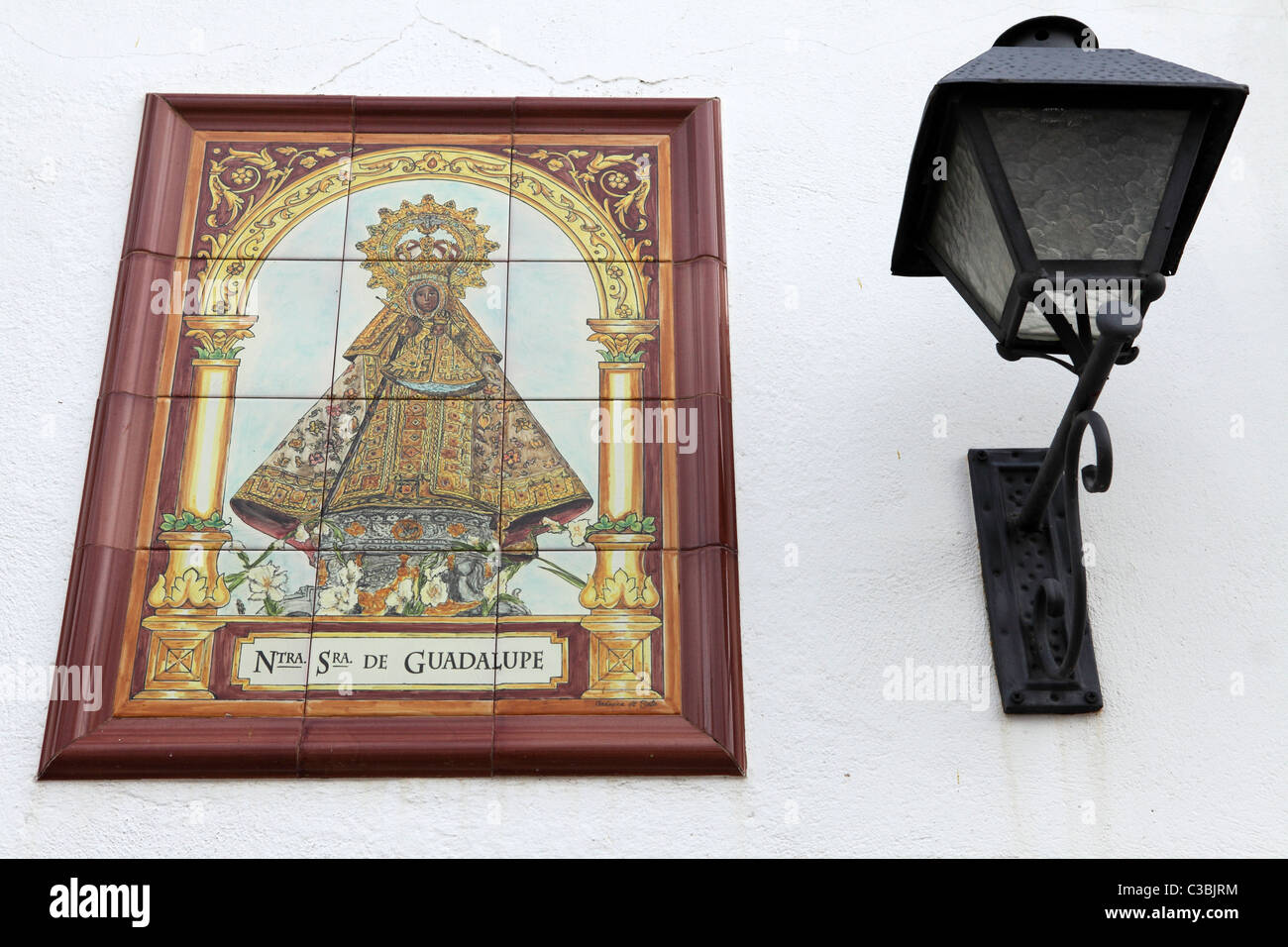 Eine Ikone der Jungfrau von Guadalupe an einer Wand in der Stadt von Balneario Alange im Bezirk der spanischen Extremadura. Stockfoto