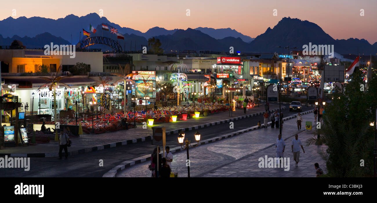 Sonnenuntergang über dem Sinai-Gebirge in Naama Bay, Sharm El Sheik. Ägypten Stockfoto