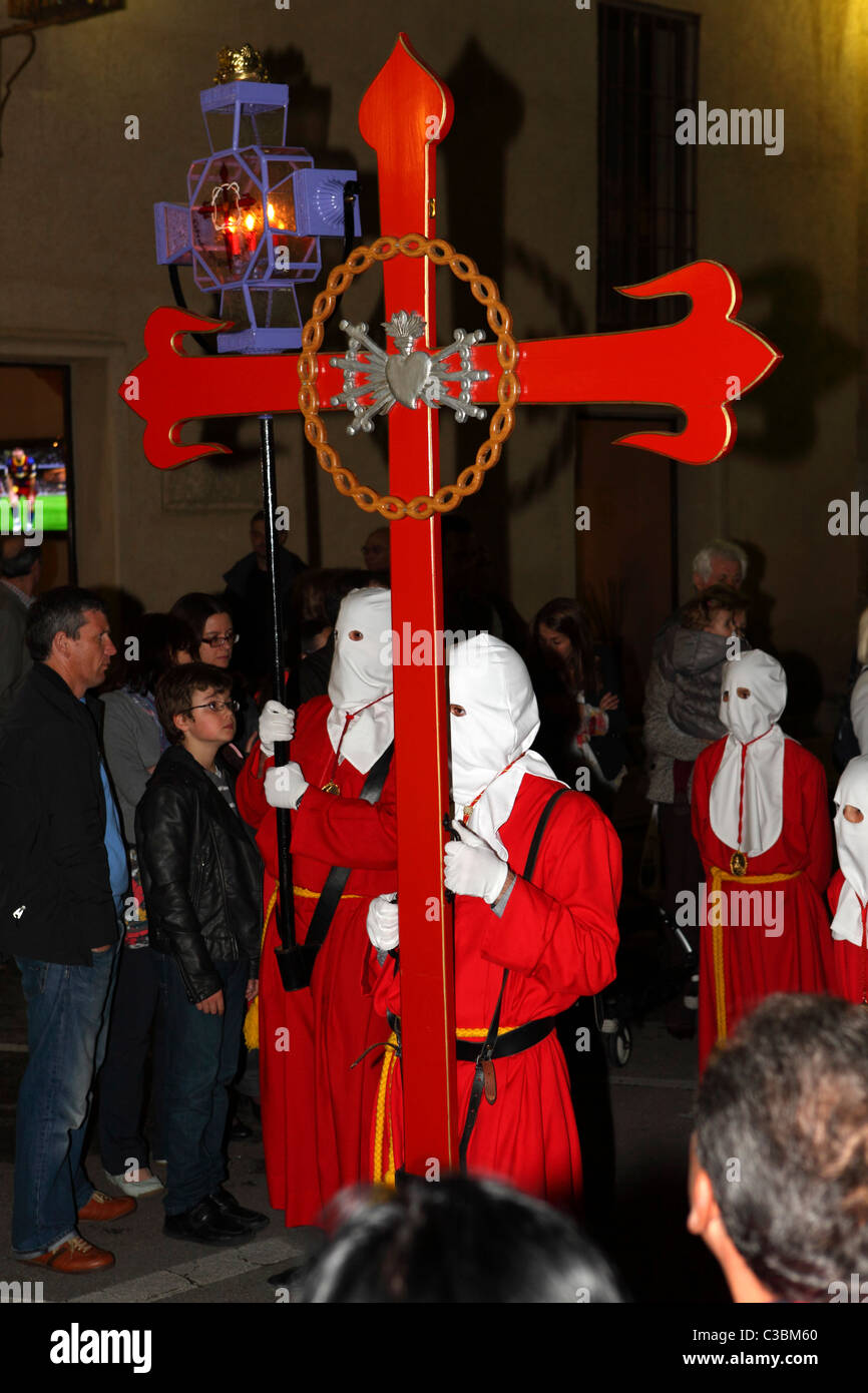 Büßer (Nararenos) in Hauben tragen Kreuze während einer Prozession der Karwoche (Semana Santa) in Cáceres, Extremadura, Spanien. Stockfoto