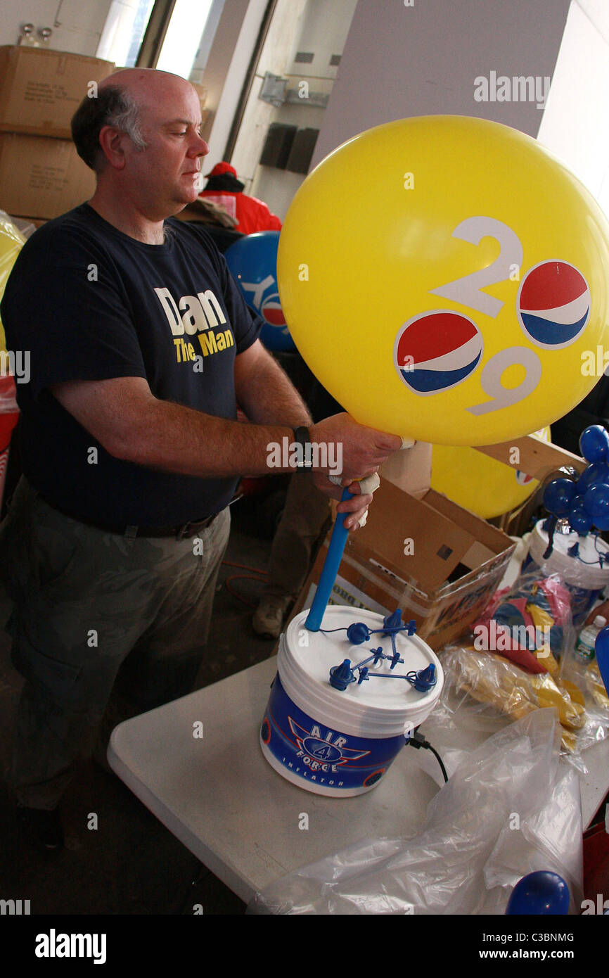 Freiwillige aufblasen Zehntausende von Silvester Ballons für Nachtschwärmer in der Times Square 2009 Feier New York City, Stockfoto
