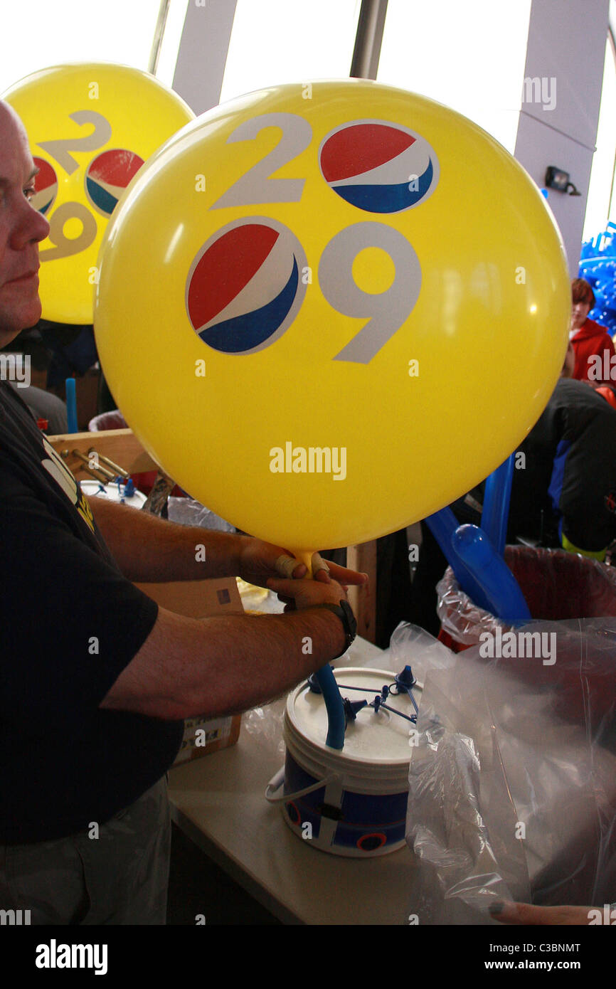 Freiwillige aufblasen Zehntausende von Silvester Ballons für Nachtschwärmer in der Times Square 2009 Feier New York City, Stockfoto