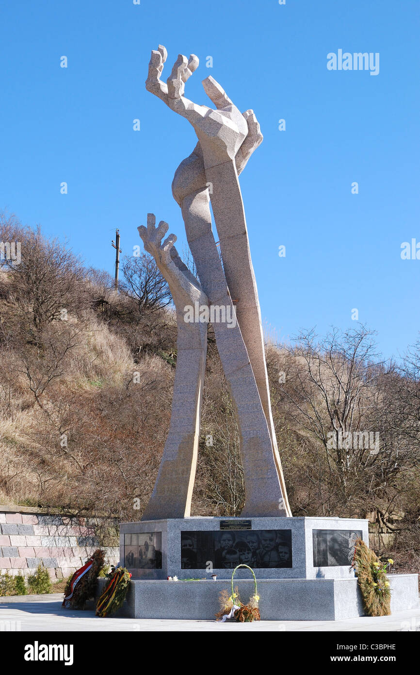 Holocost-Denkmal in Yantarny. Kaliningrad-Subskription Stockfoto