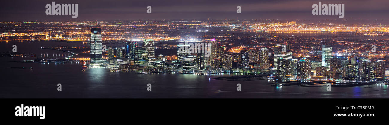 New Jersey Panorama Nachtansicht von New York City Manhattan mit Hudson River und Wolkenkratzer. Stockfoto