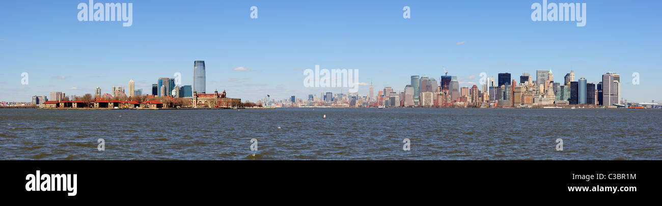 Hoboken New Jersey und New York City Manhattan Skyline Innenstadt Panorama über Hudson River mit Wolkenkratzern und klaren blauen Himmel Stockfoto