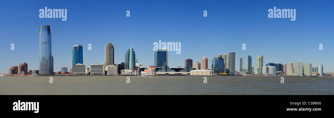 New Jersey Hoboken Skyline Panorama über Hudson River mit Wolkenkratzern und blauen Himmel von New York City Manhattan betrachtet tun Stockfoto