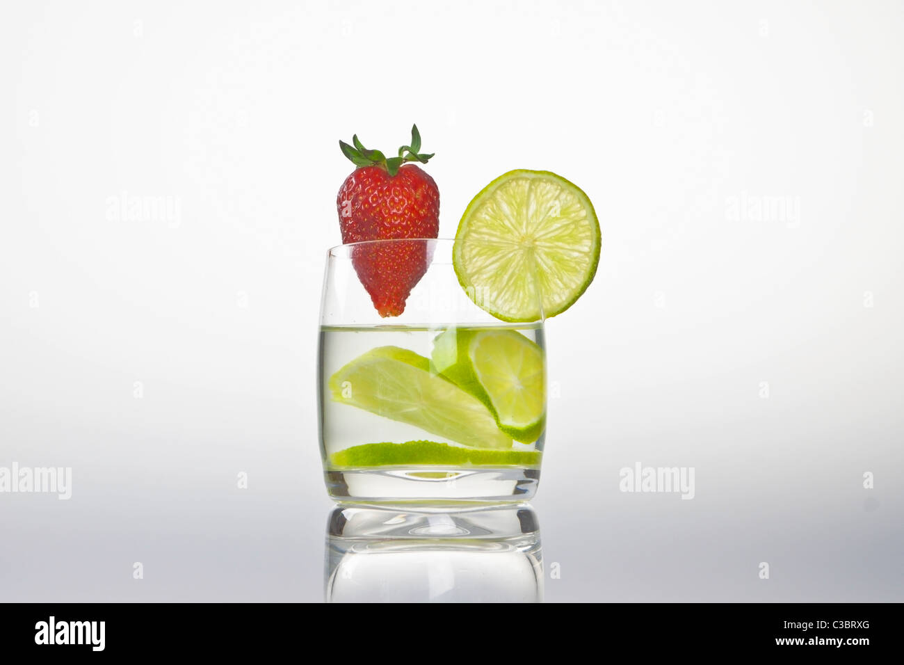 Glas mit Zitrone und Erdbeere Stockfoto