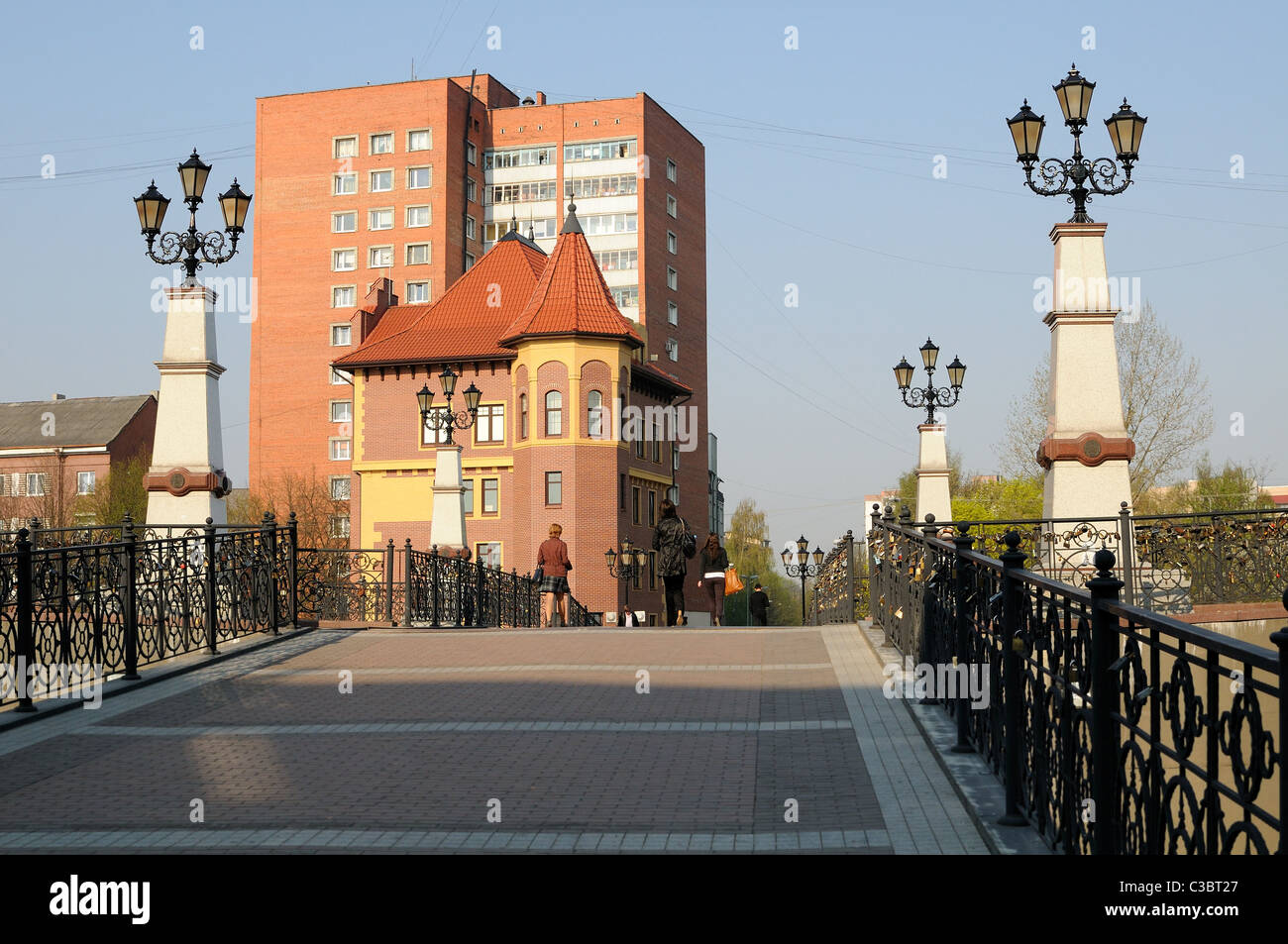 Kaliningrad Stadt, Blick von der Fußgängerbrücke und Gebäuden am Ufer des Flusses Pregolya Stockfoto