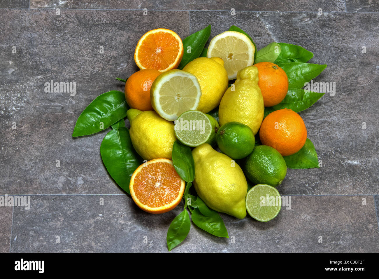 Orangen und Zitronen mit Blättern Stockfoto