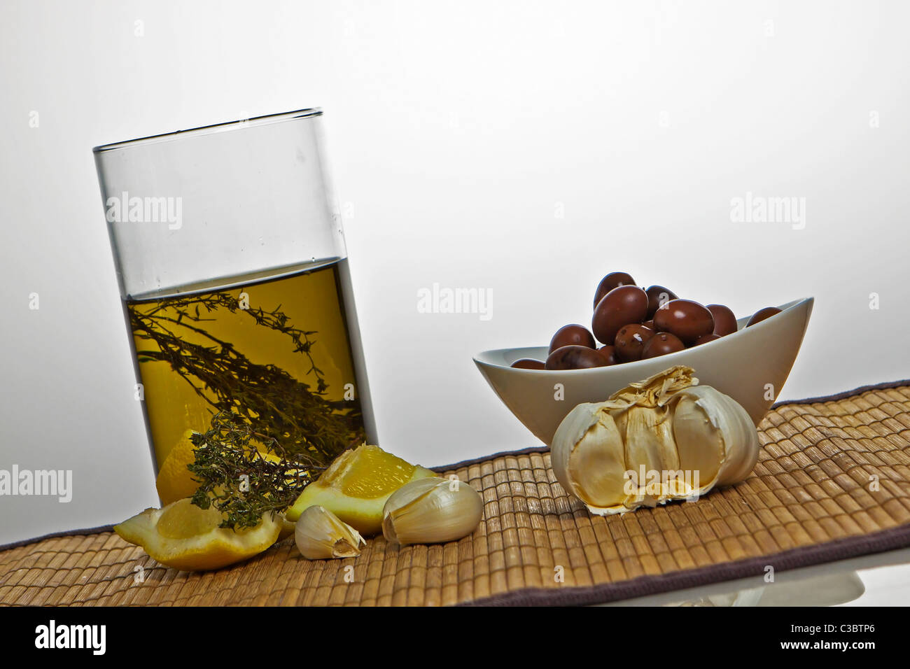 Olivenöl mit Rosmarin und Zitrone gewürzt Stockfoto