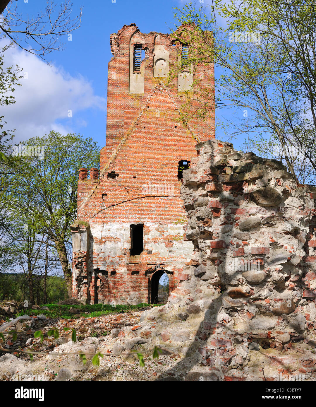 Ruinen der Brandenburger Kirche in Ushakovo, Oblast Kaliningrad Stockfoto