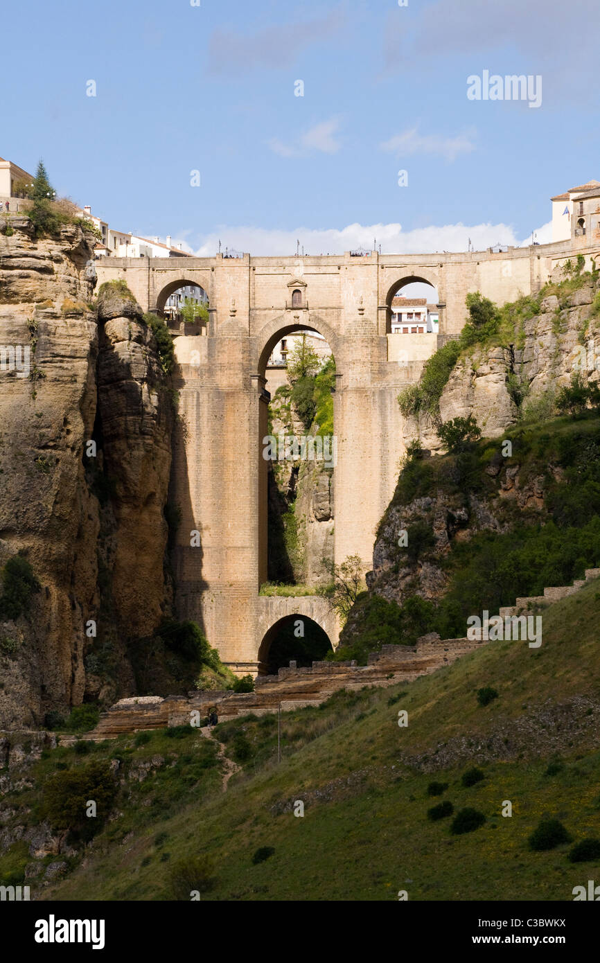 Berühmten Steinbrücke die tiefen El Tajo Schlucht & Fluss Guadalevin erstreckt. Spanische Stadt Ronda, Spanien Stockfoto