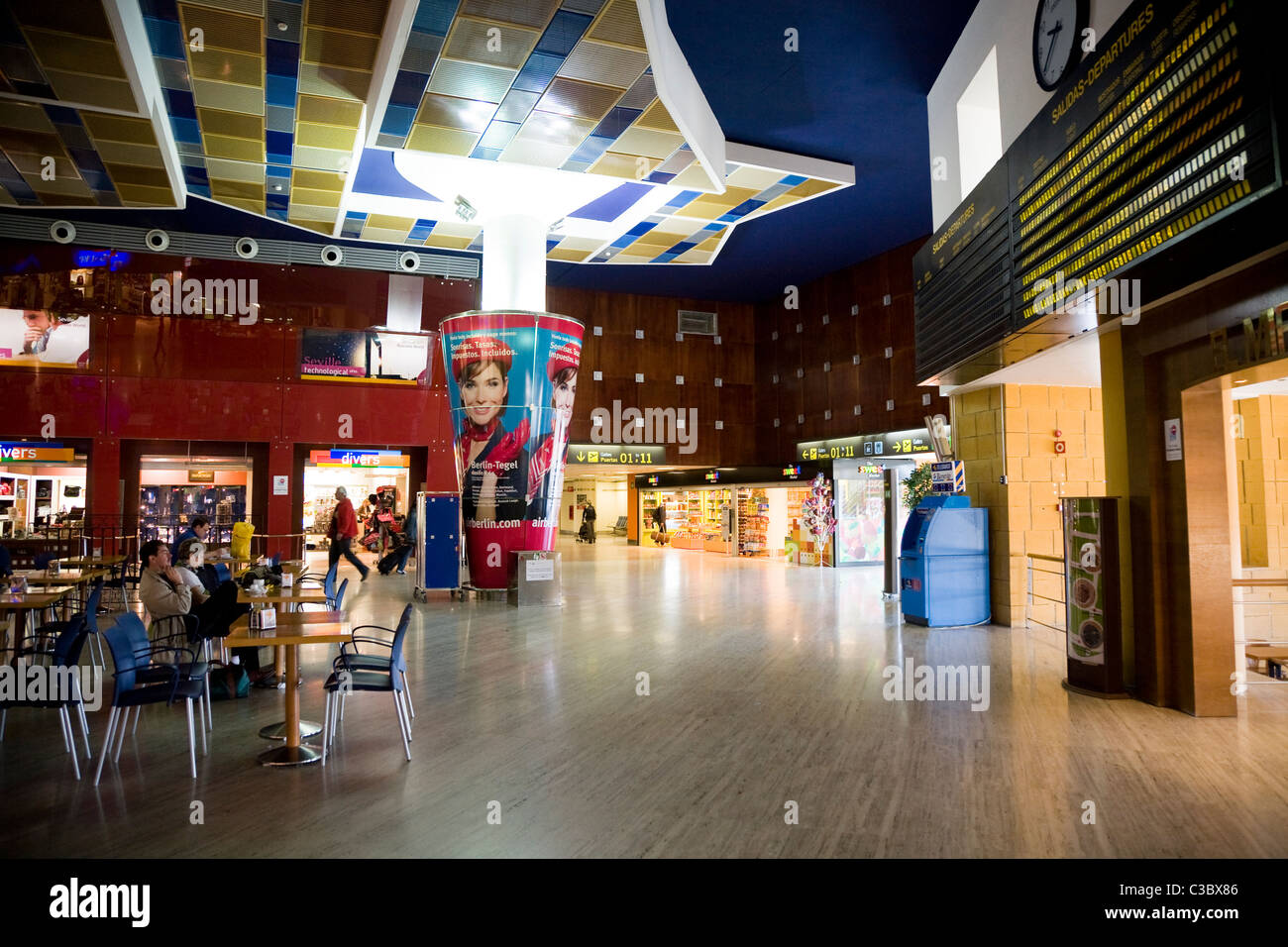 Flughafen Abflug / Abreise lounge mit Geschäften / shop in Sevilla / Flughafen Sevilla (SVQ). Spanien. Stockfoto