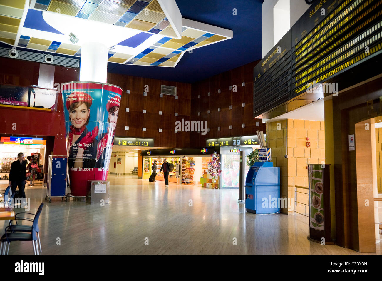 Flughafen Abflug / Abreise lounge mit Geschäften / shop in Sevilla / Flughafen Sevilla (SVQ). Spanien. Stockfoto