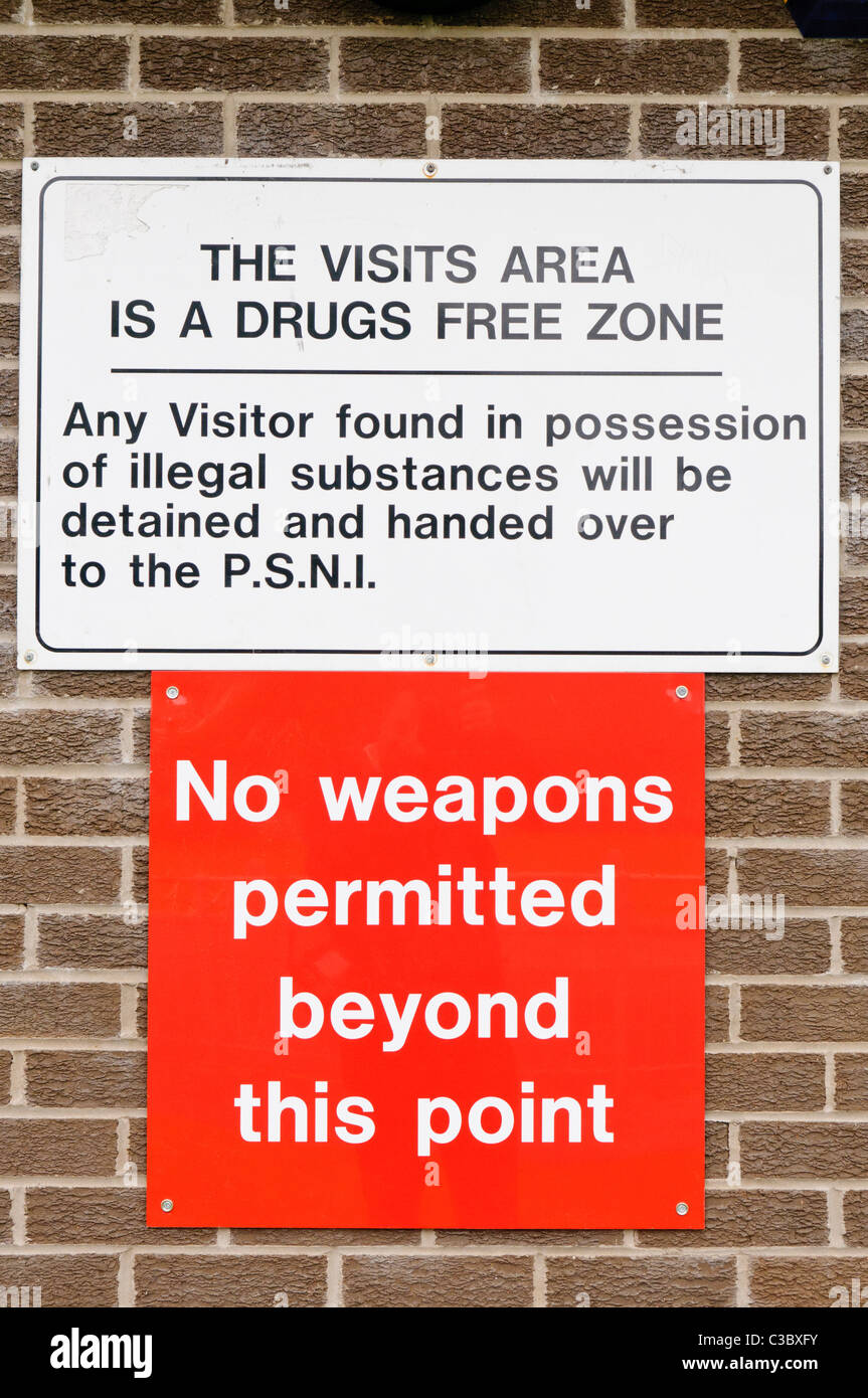 Melden Sie außen Hydebank Holz junge Täter Zentrum, Belfast, Besucher zu informieren, dass das Gefängnis eine Waffe und Drug Free Zone ist Stockfoto