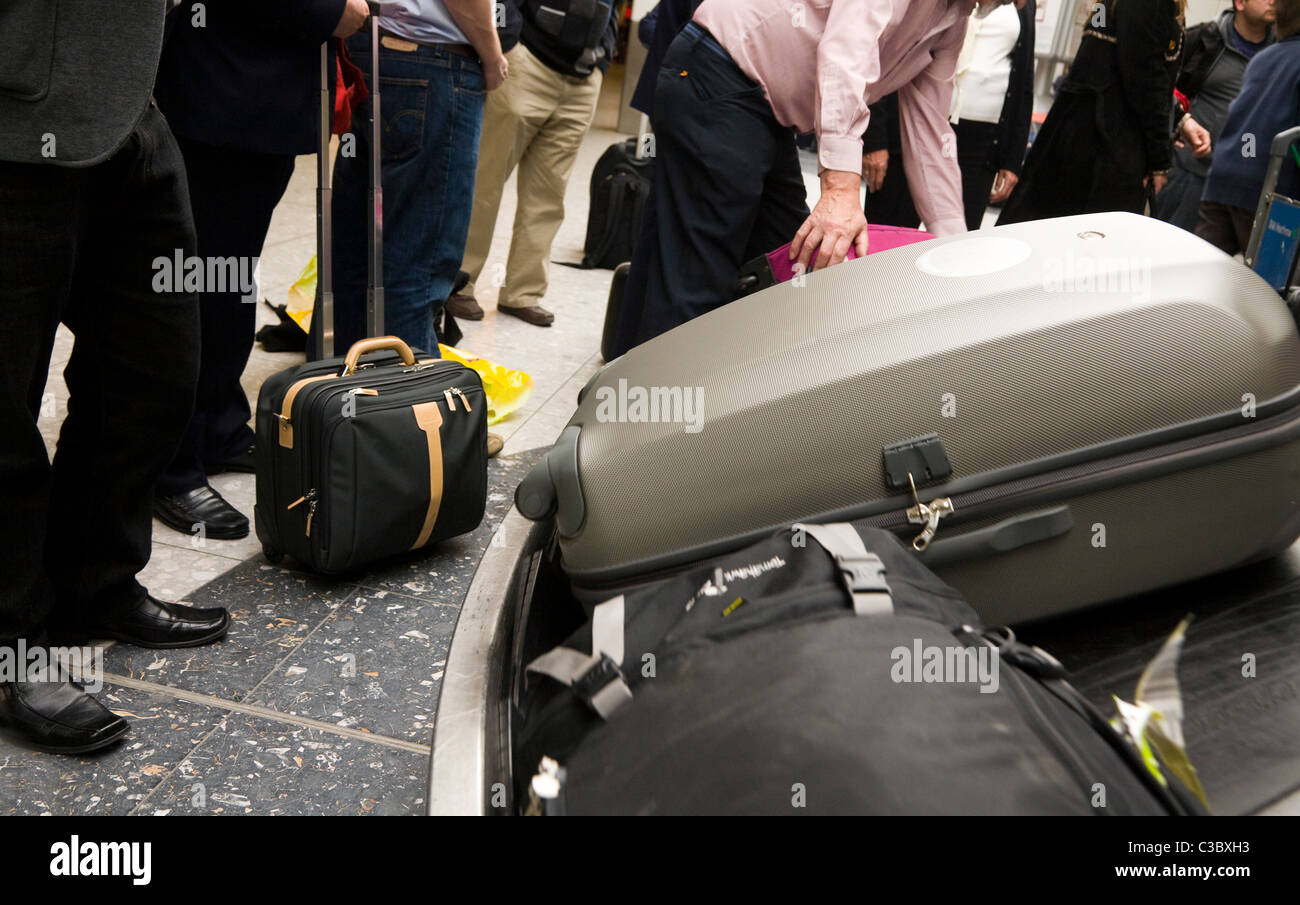 Koffer für Gepäck Reclaim Karussell Gepäckband am London Heathrow LHR International Airport, terminal T 3 / T 3. VEREINIGTES KÖNIGREICH. Stockfoto