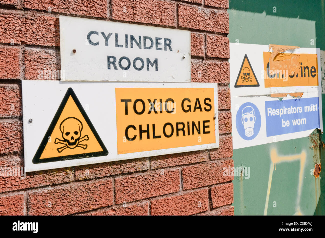 Schilder Warnung der Anwesenheit von Chlorgas auf einer Kläranlage Stockfoto