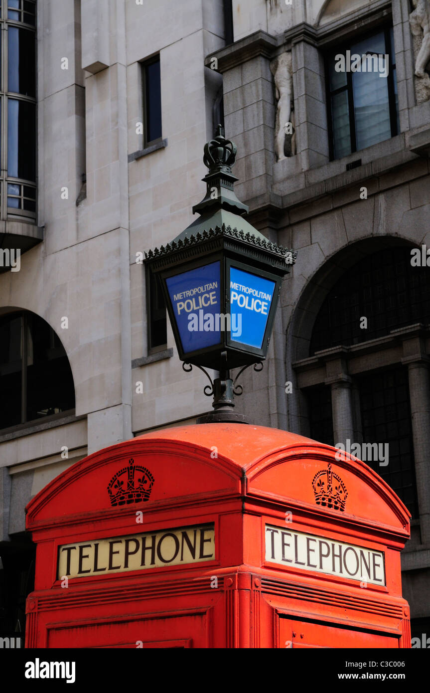 Rote Telefonzelle und blau Metropolitanpolizei Lampe, Agar Street, London, England, UK Stockfoto