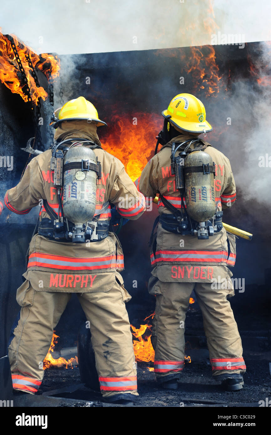 USA-Feuer-Notfall Feuerwehrleute kämpfen blaze in Versandbehälter Stockfoto