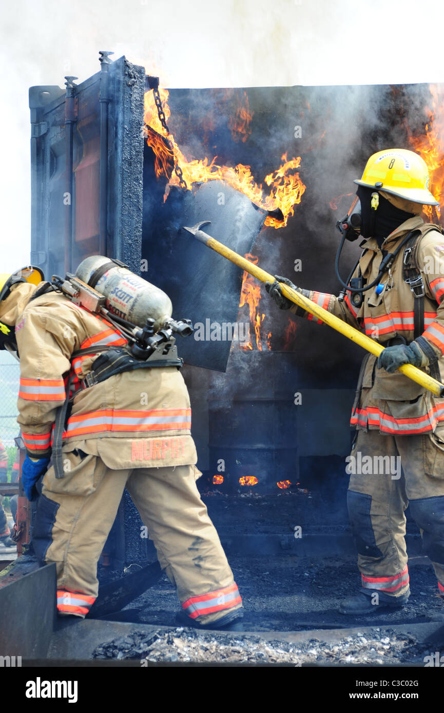USA-Feuer-Notfall Feuerwehrleute kämpfen blaze in Versandbehälter Stockfoto