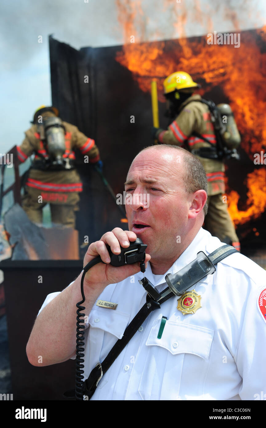 USA-Feuer-Notfall Feuerwehrleute kämpfen blaze in Versandbehälter Bataillon Feuerwehrchef am radio Stockfoto