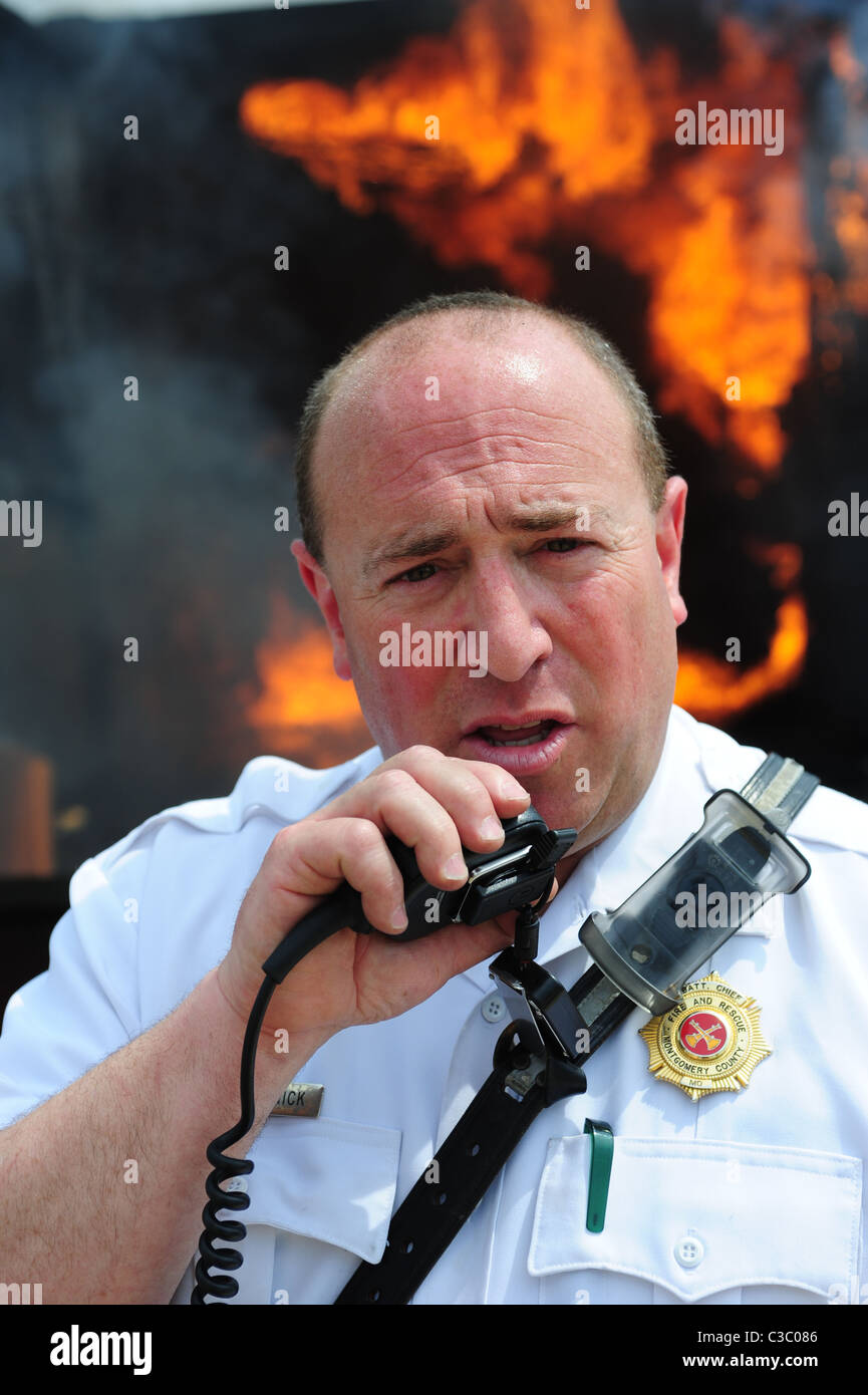 USA Fire Emergency Bataillon Feuerwehrchef am radio Stockfoto
