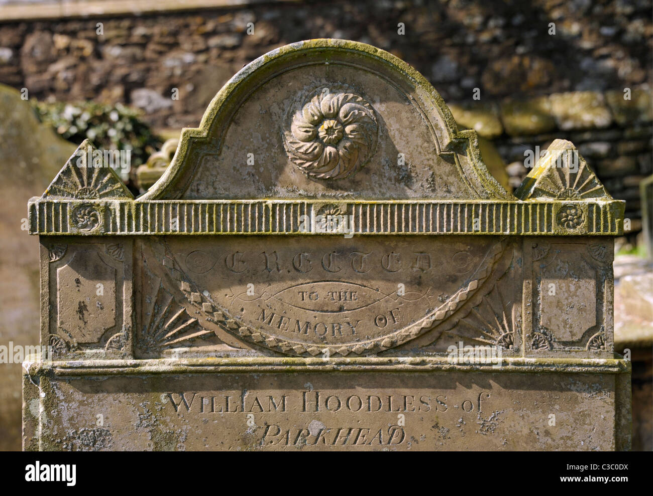 Detail der Grabstein mit geometrischem Muster und stilisierten floralen Design. Kirche von Saint Kentigern. Caldbeck, Cumbria, England. Stockfoto