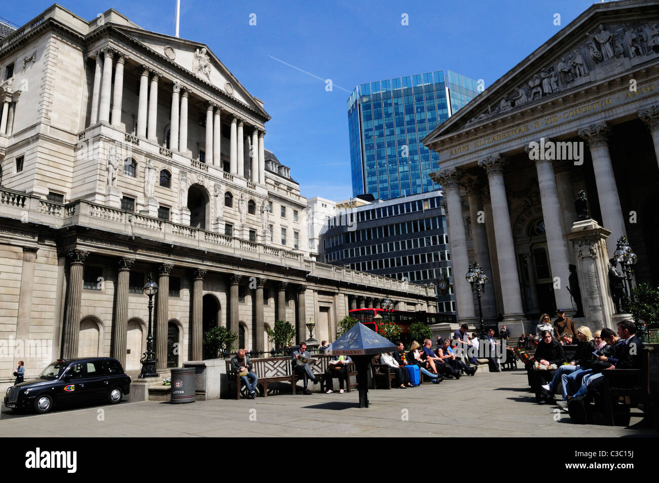 Menschen Essen außerhalb der Bank of England und der Royal Exchange, Threadneedle Street, London, England, UK Stockfoto