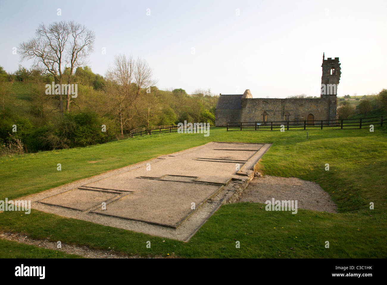 Website von mittelalterlichen Gebäuden und St. Martins Kirche Wharram Percy Osten Reiten von Yorkshire England Stockfoto