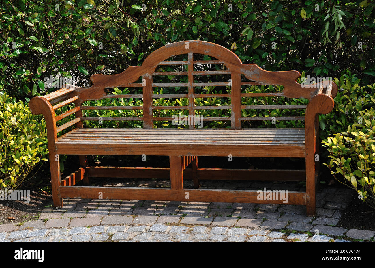 Holzbank für die Ruhezeit Stockfoto