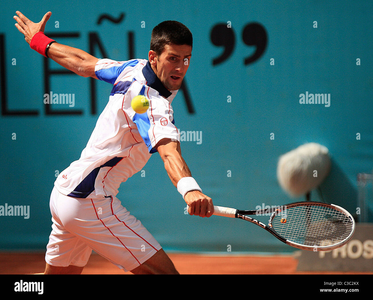 05.05.2011 - Novak Djokovic (SRB) in Aktion gegen Guillermo García-López (ESP), 3. Runde der Mutua Madrilena Madrid Open, Stockfoto