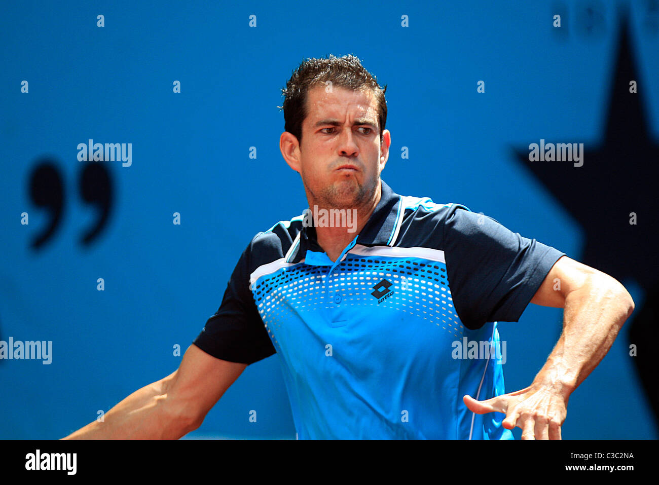 Guillermo García-López (ESP) in Aktion gegen Novak Djokovic (SRB), 3. Runde der Mutua Madrile Stockfoto