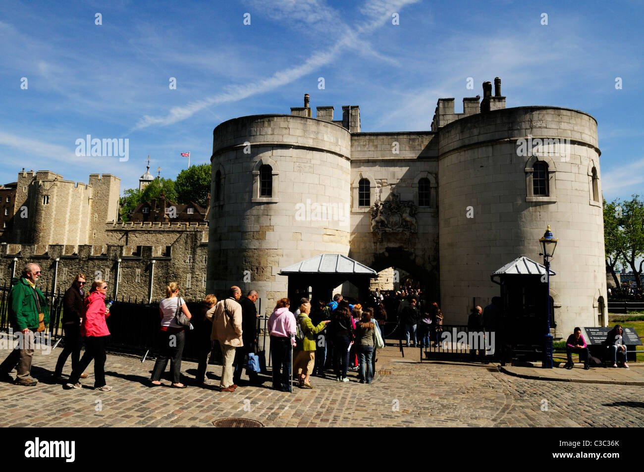 Menschen anstehen, der Tower of London, London, England, Großbritannien besuchen Stockfoto