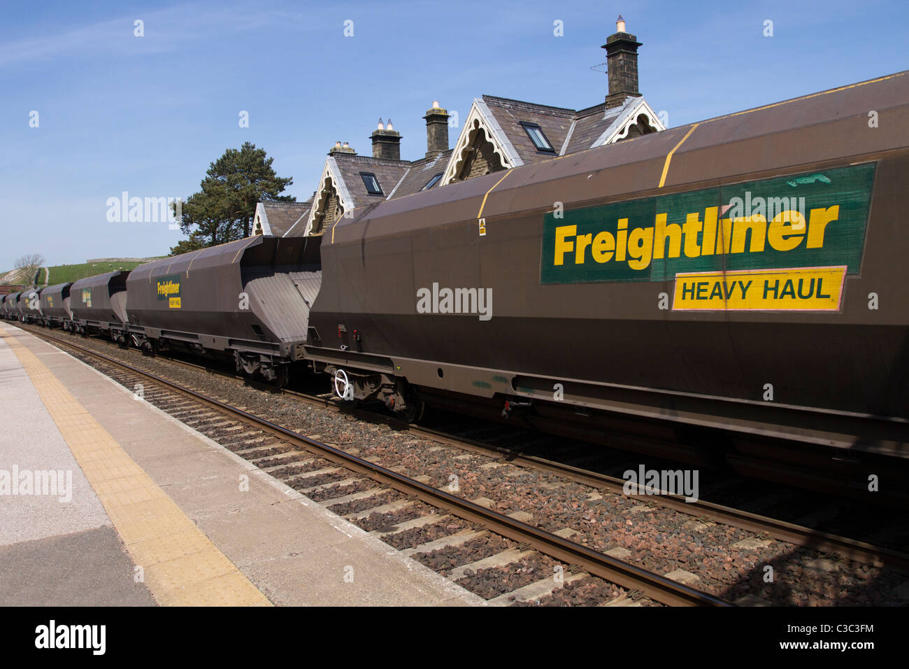 Freight Liner Zug, British Rail GB Fracht Schotterzüge Freightliner Heavy Haul durch Tabay Bahnhof, Kirkby Stephen, Cumbria, Großbritannien Stockfoto