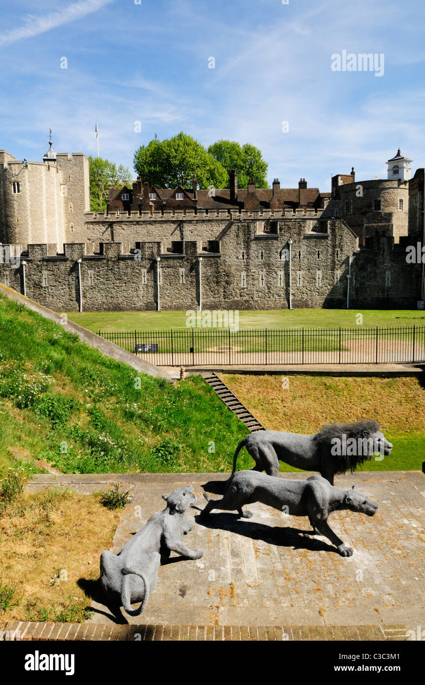 Löwen-Skulpturen außerhalb des Tower of London, London, England, UK Stockfoto