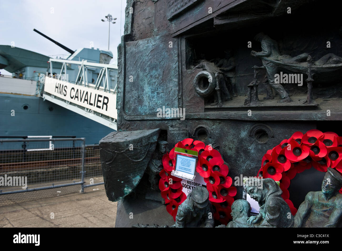 Der Zerstörer Denkmal an der Chatham Historic Dockyard in Kent. Stockfoto