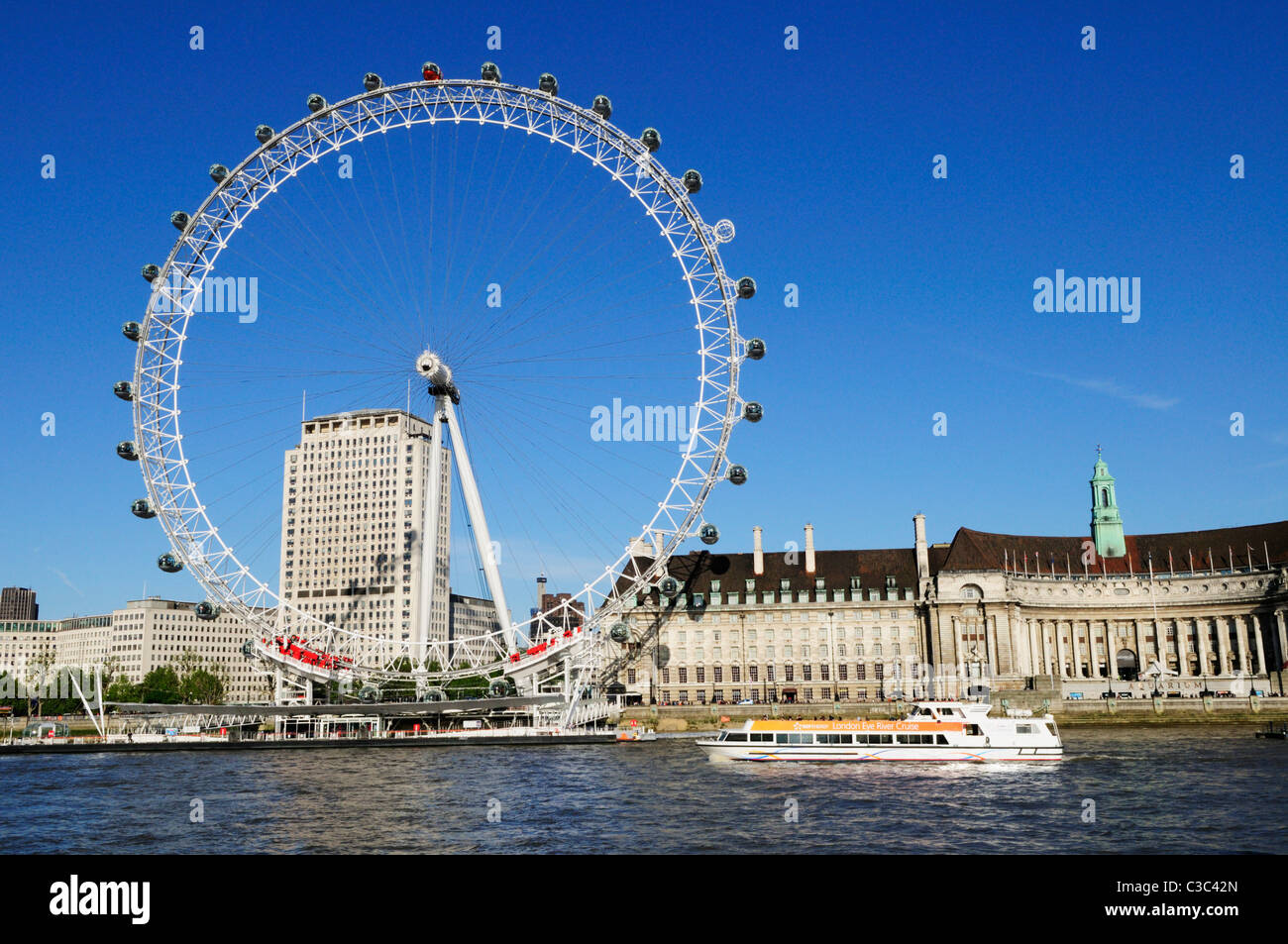 Ein touristisches Sightseeing Cruise Boot am London Eye, London, England, UK Stockfoto