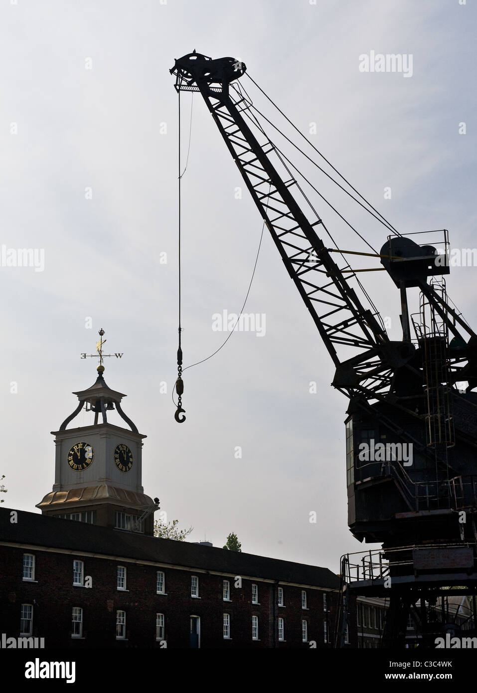 Die Silhouette eines Krans am Chatham Historic Dockyard.  Foto von Gordon Scammell Stockfoto
