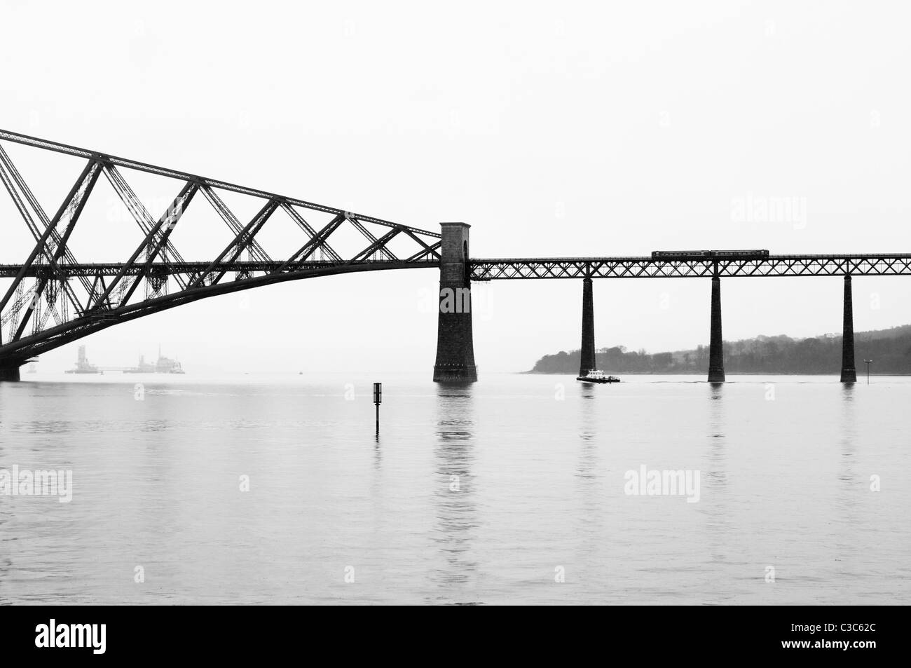 Zug die Forth Rail Bridge überqueren Stockfoto